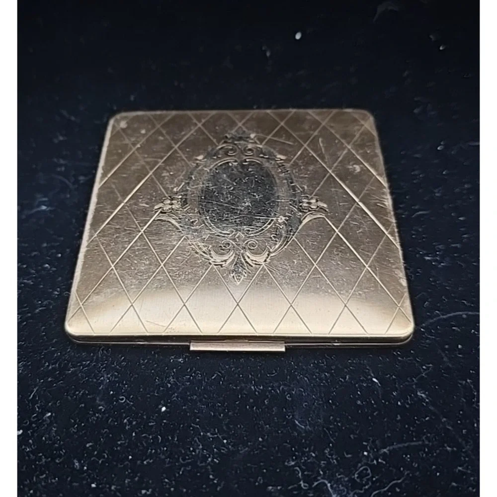 Vtg 1950s Elgin American Gold Tone Powder Compact Etched Top Case Square Brass
